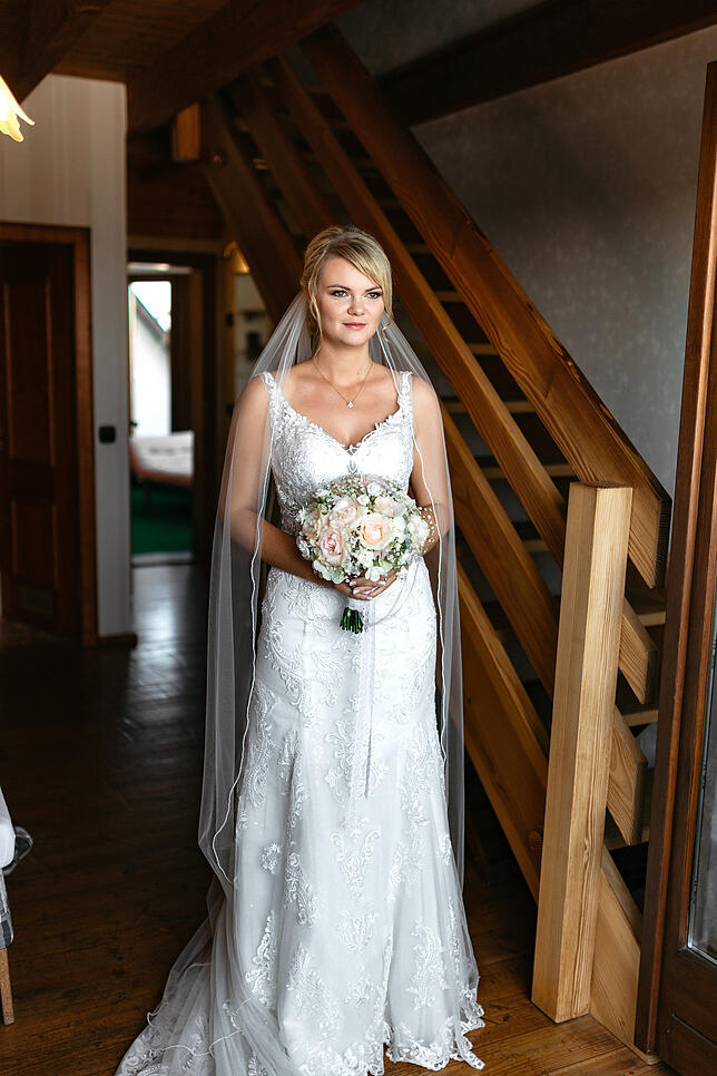 Alesia Baumgärnter an ihrem Hochzeitstag in ihrem Designer-Brautkleid.