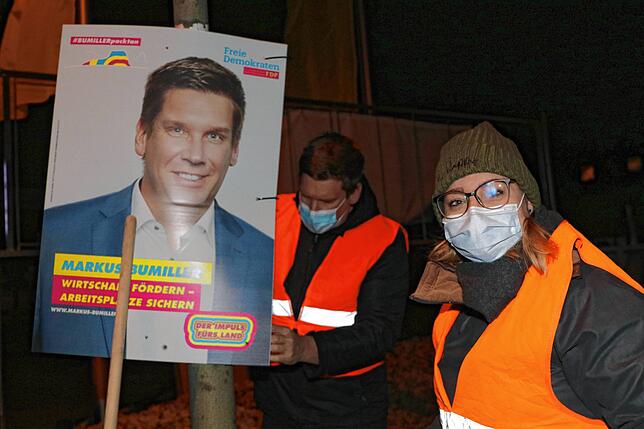 Kurz nach Mitternacht hängt das erste Plakat. Es ist eines von knapp 40 in der ersten Nacht.