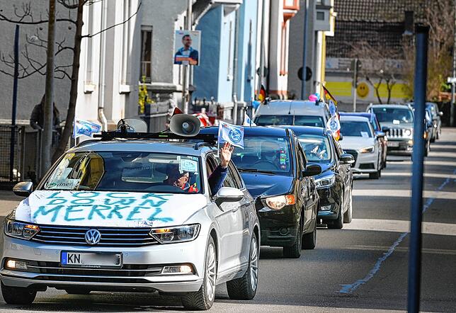 Der Zug kommt: Freiheitsfahrer in der Teggingerstraße.