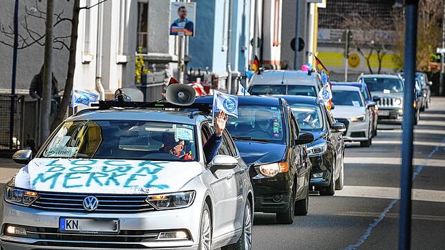 Der Zug kommt: Freiheitsfahrer in der Teggingerstraße.