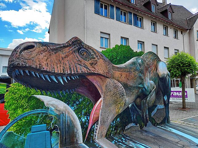 Eine besondere Wirkung erhält das Bild mit dem Tyranosaurius Rex von Nikolaj Arndt auf dem Marktplatz, weil Christian Müller den oberen ...