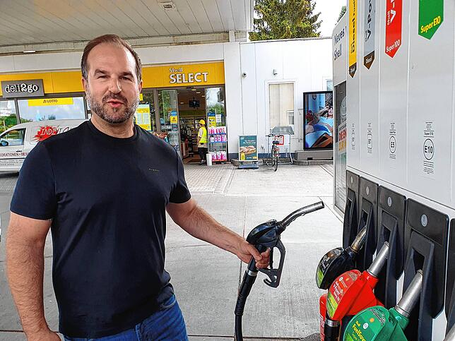 Martin Österle aus Rottweil an der Shell-Tankstelle in Immenstaad. Er fragt sich, warum die Steuersenkung auf Sprit nur drei Monate ...