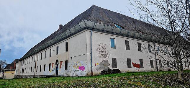 Sollte sich der Gemeinderat für einen Umzug der Schule in den Fallenbrunnen aussprechen, müsste das Gebäude kernsaniert werden.