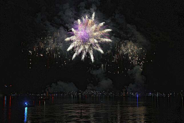 Bild 35: Konstanzer Seenachtfest 2024 - Jetzt knallt's! Das Feuerwerk am Bodensee bringt Zuschauer zum Staunen