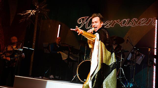 Axel Julius Fündeling heizt die Stimmung an: Am Konstanzer Stadttheater hat der Schlager Konjunktur.