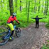 Stopp, hier geht es nicht weiter! Der Mountainbiker macht den Spaß für das Pressefoto mit. Michael Witt möchte mit seiner Petition gegen ...