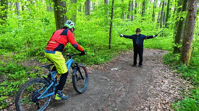 Stopp, hier geht es nicht weiter! Der Mountainbiker macht den Spaß für das Pressefoto mit. Michael Witt möchte mit seiner Petition gegen ...