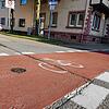 Kreuzungsbereiche sollen zur Sicherheit von Radfahrern überwiegend rot eingefärbt werden. Das Signal heißt auch: Radler haben hier ...