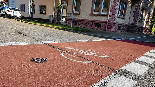 Kreuzungsbereiche sollen zur Sicherheit von Radfahrern überwiegend rot eingefärbt werden. Das Signal heißt auch: Radler haben hier ...