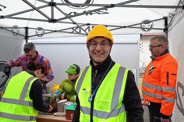 Alessandro Ribaudo am Stand des TV Ludwigshafen, der für die Bewirtung sorgt. Er trägt den diesjährigen SÜDKURIER-Narrenorden.