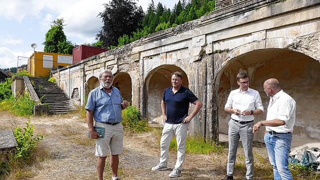 An der unteren Mauer im Sanagarten in St. Blasien stehen Steinarbeiten an. Planer Hans-Jörg Meier (links) erklärt, wie die historische ...
