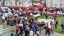 Zwischen 1000 und 1500 Arbeitnehmer – je nach Schätzung – beteiligten sich am Mittwoch am Warnstreik der IG Metall in Friedrichshafen.
