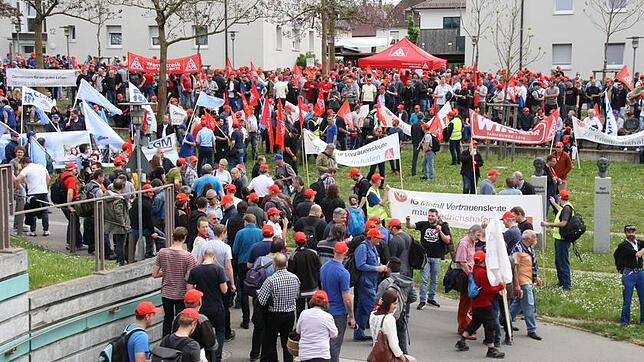 Zwischen 1000 und 1500 Arbeitnehmer – je nach Schätzung – beteiligten sich am Mittwoch am Warnstreik der IG Metall in Friedrichshafen.
