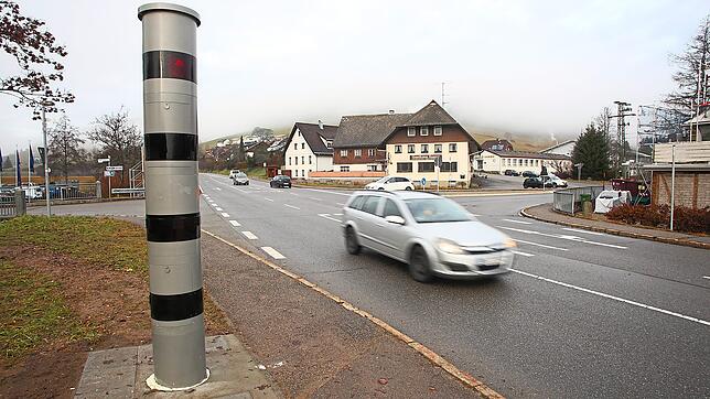Wer hier regelkonform maximal Tempo 50 fährt, muss keine teuren Fotos fürchten: Seit Dienstag steht an der Straße Im Untertal in ...