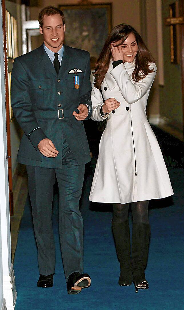 Lang ist‘s her: Kate Middleton im April 2008 an der Seite von Prinz William, nachdem er seine Ausbildung zum Militärflieger ...