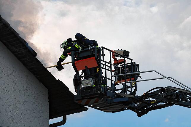 Die Feuerwehr Bräunlingen bekämpft am Mittwochmorgen einen Gebäudebrand in einem Wohngebäude Ecke Dießenhoferstraße/ Gießnaustraße. Der ...