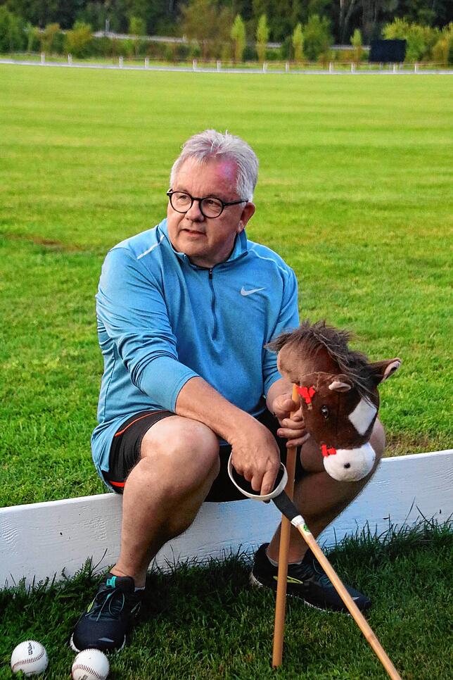 Zeit für eine Pause: Guido Wolf schlägt sich bei seinem ersten Steckenpferd-Polo-Einsatz ziemlich gut.