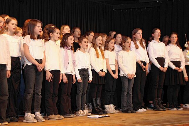 Der Schulchor trägt zum Abschuss des Festaktes Musicalhits vor.