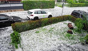 Binnen Minuten waren Straßen und Gärten in Bad Säckingen am 1. Juni 2025 weiß wie im Winter.