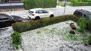 Binnen Minuten waren Straßen und Gärten in Bad Säckingen am 1. Juni 2025 weiß wie im Winter.