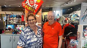 Maria Luise und Ernst Jehle stehen in ihrem Geschäft. Vor 66 Jahren hat alles mit dem Verkauf von Puma-Fußballschuhen angefangen. Damals ...