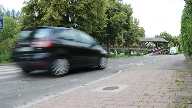 An der Hermann-Fischer-Allee soll auf Höhe des Fußgängerübergangs in Richtung Siedlersteg ein Blitzer installiert werden.