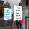 Klare Ansage im Doppelpack: Dieses Bild entstand im Oktober 2020 an einem Eingang zur Waldorfschule Überlingen. Gut ein Jahr später war ...