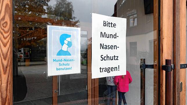 Klare Ansage im Doppelpack: Dieses Bild entstand im Oktober 2020 an einem Eingang zur Waldorfschule Überlingen. Gut ein Jahr später war ...