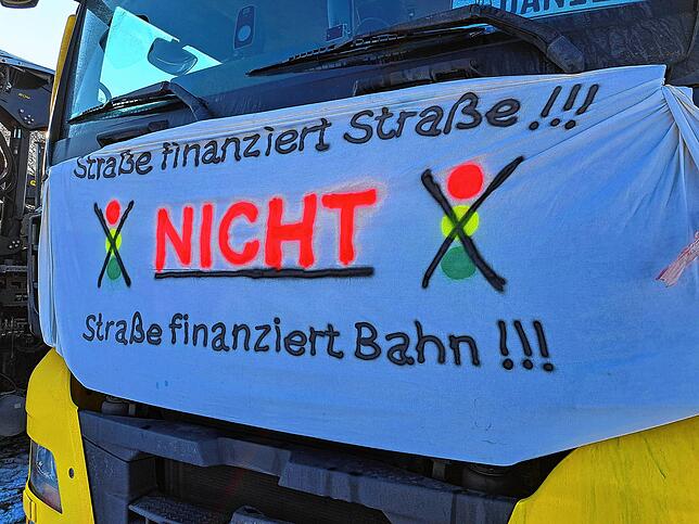 Erneut nehmen nicht nur Landwirte mit Traktoren an dem Protest teil: Bei der Demo bei Bad Dürrheim zeigen sich auch Unternehmen mit ...