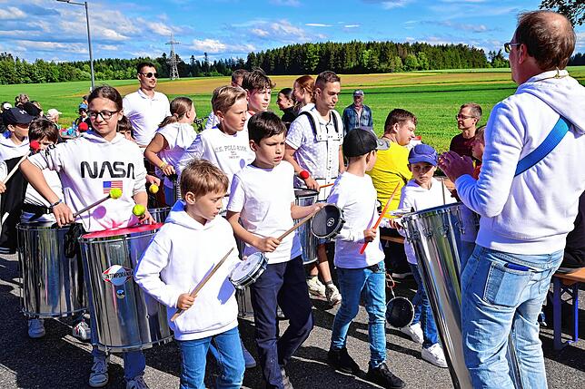 Bild 29: Tausende feiern an der Langen Tafel bei Schnittchen und Fleischbällchen