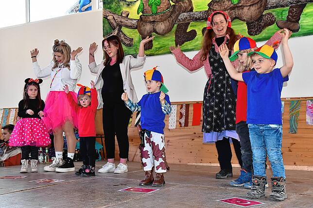 Bild 29: Honstetter Narren feiern Rosenmontag mit buntem Programm