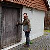 Christina Hopstock steht vor dem Eingang des sanierten Backhauses in Neufrach.