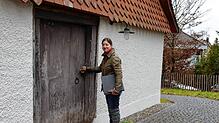 Christina Hopstock steht vor dem Eingang des sanierten Backhauses in Neufrach.