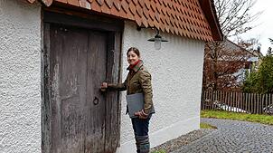 Christina Hopstock steht vor dem Eingang des sanierten Backhauses in Neufrach.