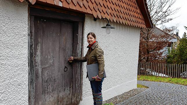 Christina Hopstock steht vor dem Eingang des sanierten Backhauses in Neufrach.