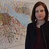 Renata Jaworska mit einem ihrer Karten-Bilder, die bis zum 7. Juni in der Markdorfer Stadtgalerie zu sehen ist. Sie arbeitet unter ...
