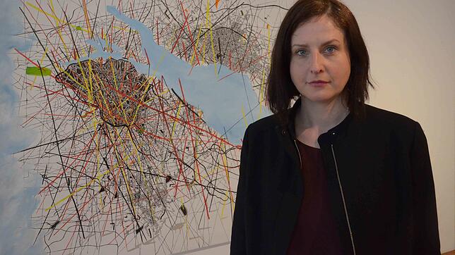 Renata Jaworska mit einem ihrer Karten-Bilder, die bis zum 7. Juni in der Markdorfer Stadtgalerie zu sehen ist. Sie arbeitet unter ...