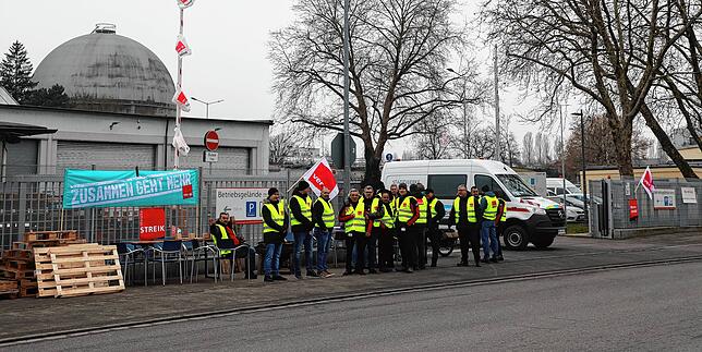 In gelben Verdi-Westen streikten Mitarbeiter des öffentlichen Nahverkehrs vor dem Werkstor der Konstanzer Stadtwerke.