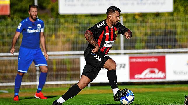 Regionalligist als Gegner: Im vergangenen August trat der Bahlinger SC beim FSV Rheinfelden &ndash; hier Ali Kassem am Ball &ndash; an ...