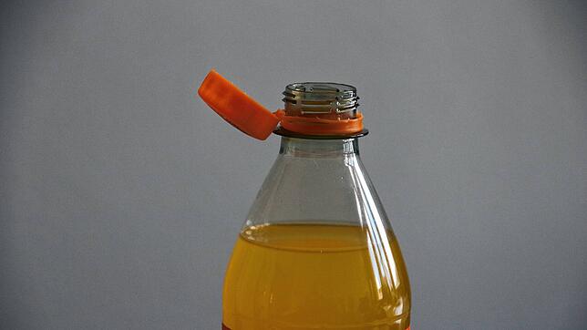 An dieser Flasche geht der Deckel nicht mehr vollständig ab &ndash; das hat zwar durchaus einen sinnvollen Hintergrund, kann aber nerven.
