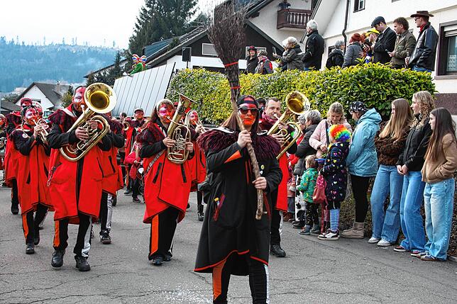 Bild 5: Herrischrieder Dorffasnacht: Hooriwälder und Dorfbuebe zeigen beeindruckende Masken
