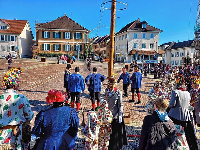Bild 3: Narrenbaumfällen 2025 in Markdorf sorgt für närrische Stimmung
