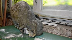 Mutwillig beschädigt wurde die Skulptur Katz und Maus des Bildhauers Leonhard Eder bei der Bäckerei Pfeiffer in Bad Säckingen.