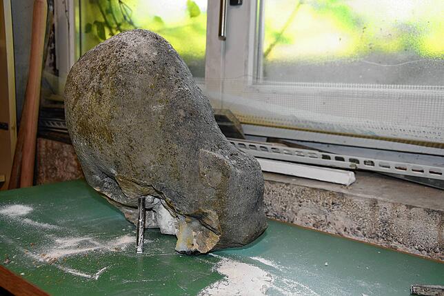 Mutwillig beschädigt wurde die Skulptur Katz und Maus des Bildhauers Leonhard Eder bei der Bäckerei Pfeiffer in Bad Säckingen.