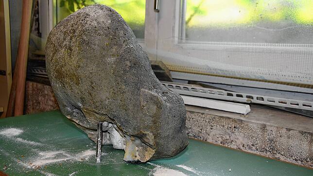 Mutwillig beschädigt wurde die Skulptur Katz und Maus des Bildhauers Leonhard Eder bei der Bäckerei Pfeiffer in Bad Säckingen.
