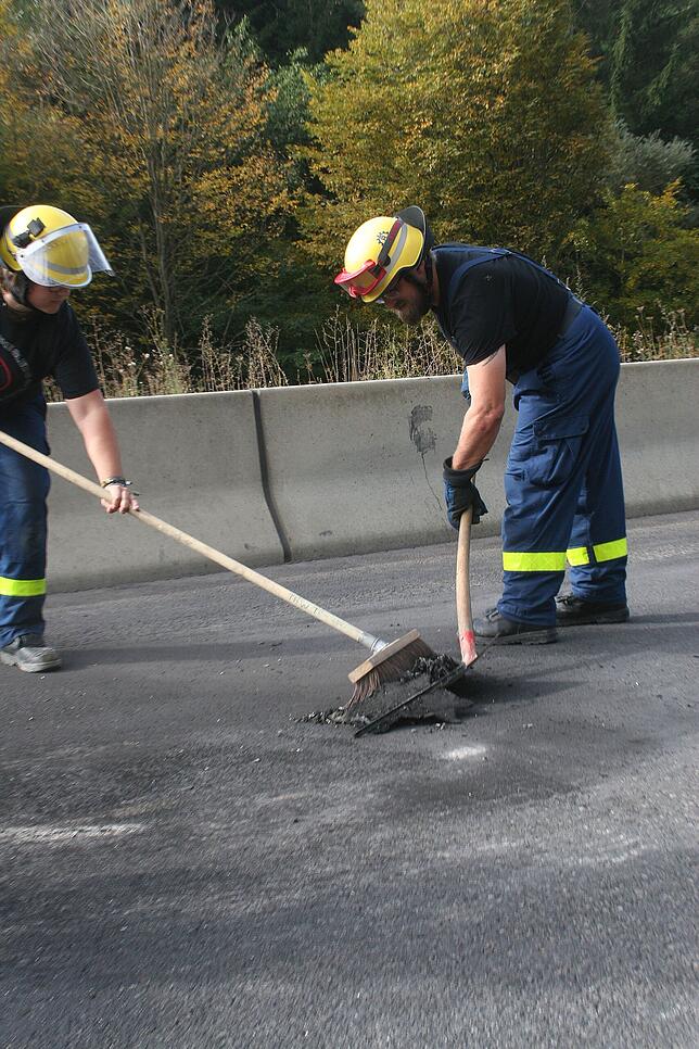 Bild 2: Bilder vom Abtransport des Felsbrockens auf der A81 nach dem Unfall nahe Trossingen