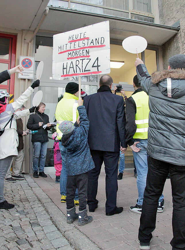 Bild 1: 100 trillern gegen eine drastische Erhöhung der Kitagebühren in VS