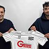 FC 08-Sportvorstand Arash Yahyaijan (links) und der frisch verpflichtete Daniele Bruno zeigen stolz das Trikot des künftigen FC ...