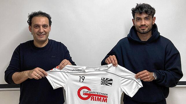 FC 08-Sportvorstand Arash Yahyaijan (links) und der frisch verpflichtete Daniele Bruno zeigen stolz das Trikot des künftigen FC ...