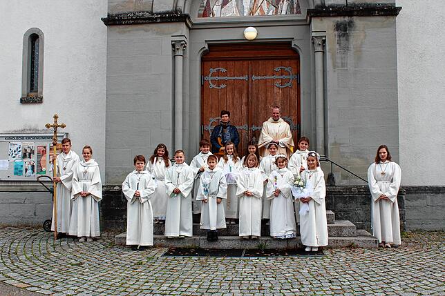 &bdquo;Mit Jesus an einem Tisch&ldquo; war das Motto der heiligen Erstkommunion in Wahlwies. Die Vorbereitung der zwölf Kommunionkinder ...